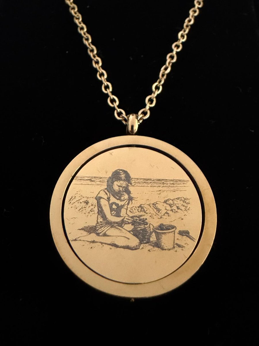 Gouden ketting met foto-gravure van een kind op het strand